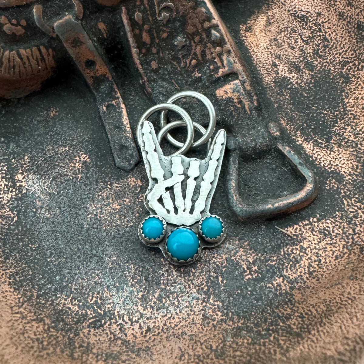Turquoise Rock On Pendant (round)