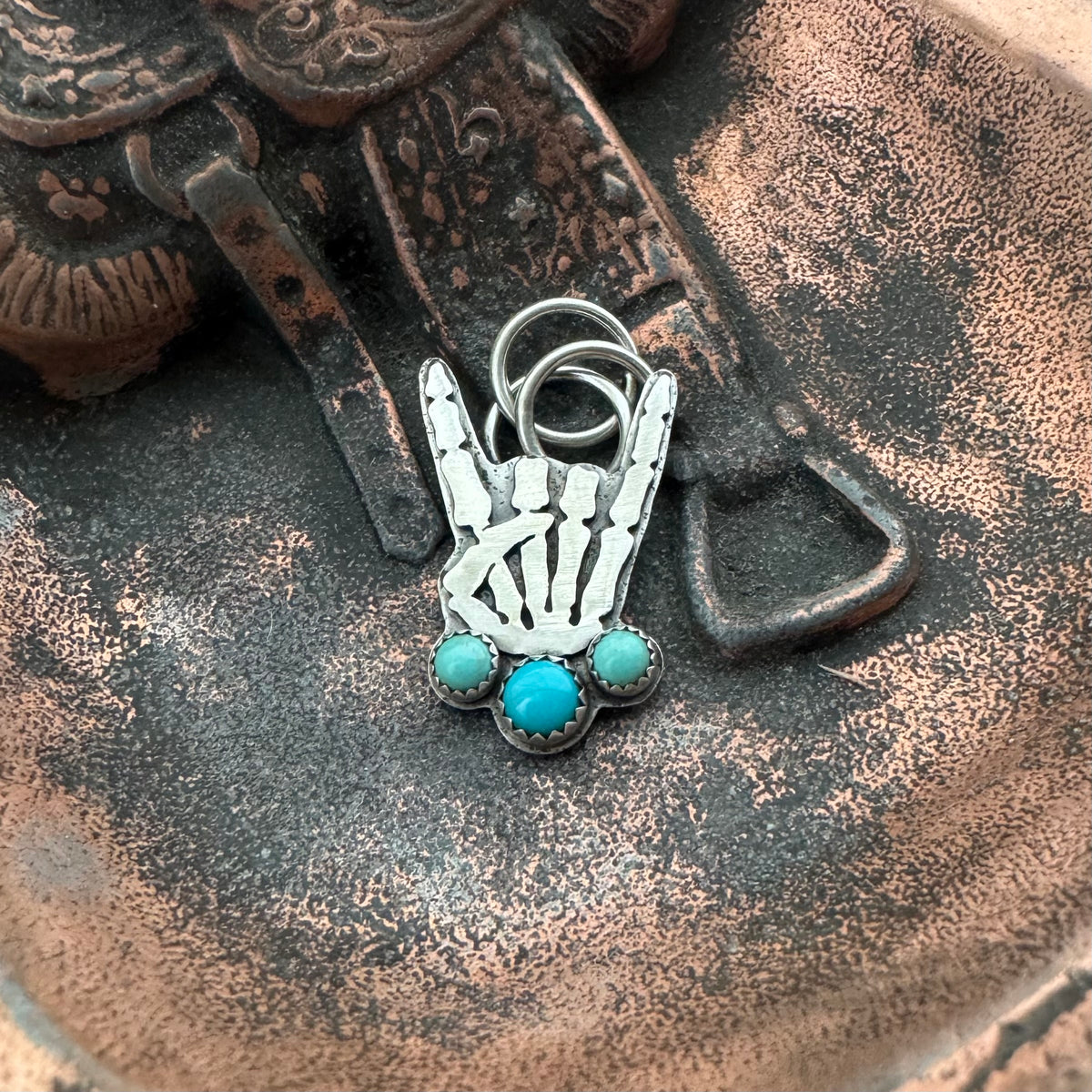Turquoise Rock On Pendant (round)